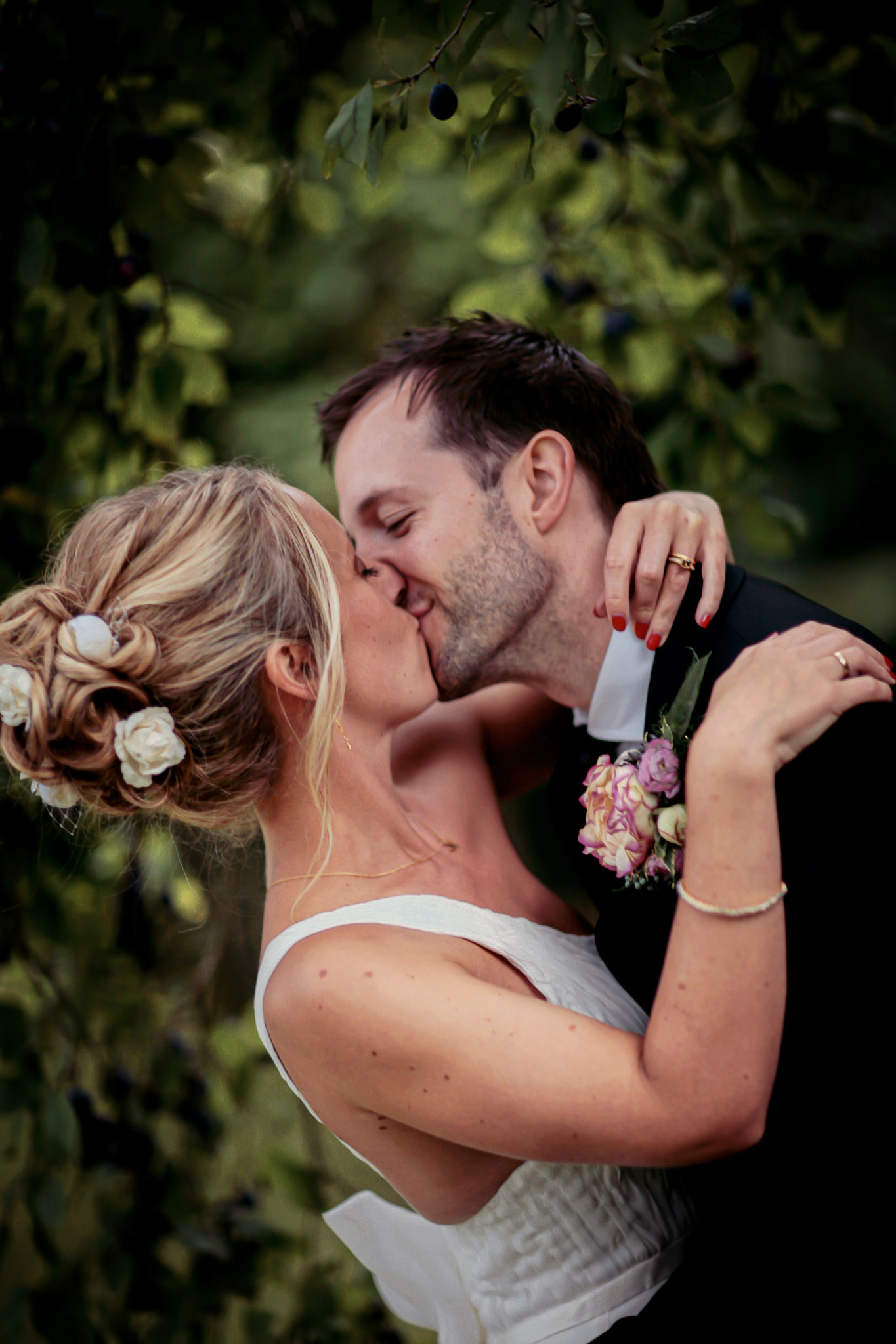 Candid reportage wedding photography in Yorkshire by Sophie Laslett capturing natural moments.