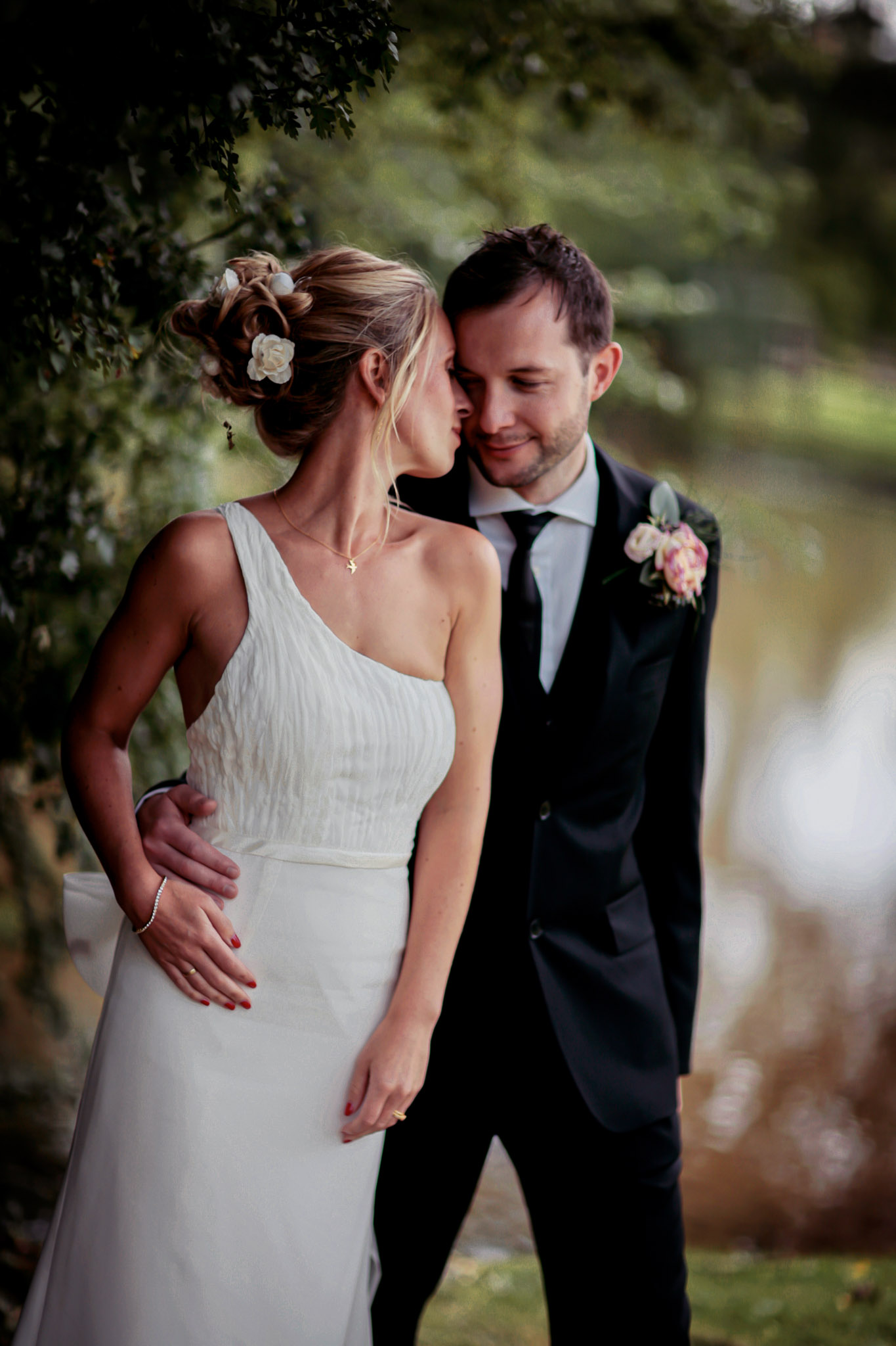 Candid reportage wedding photography in Yorkshire by Sophie Laslett capturing natural moments.